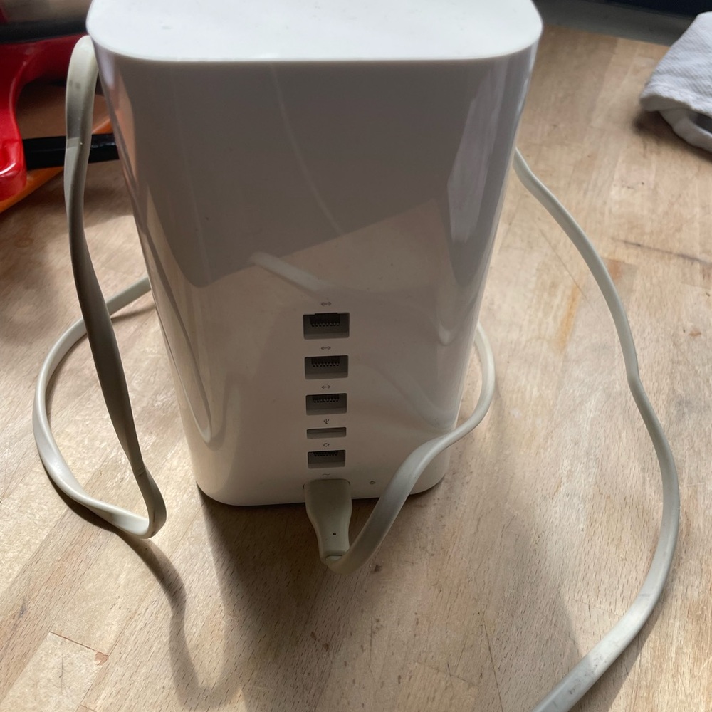 Apple White Wireless Router - Picture 3 of 3